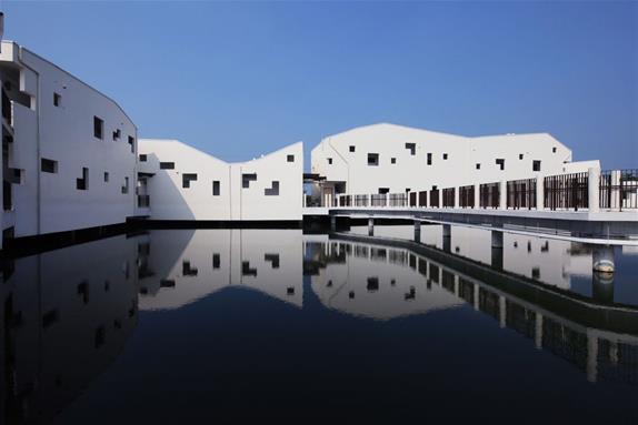 台江學園在魚塭上建設高腳屋，像是外國度假村   圖：台江國家公園提供
