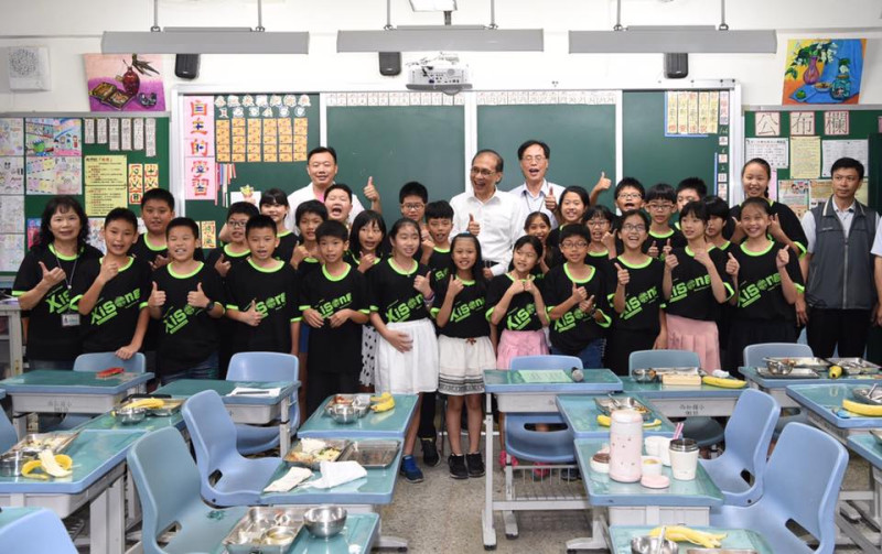 行政院長林全２日前往台北市西松國小瞭解「四章一Q」的辦理情形，並與該校5年1班的學童共享營養午餐。   圖：行政院提供