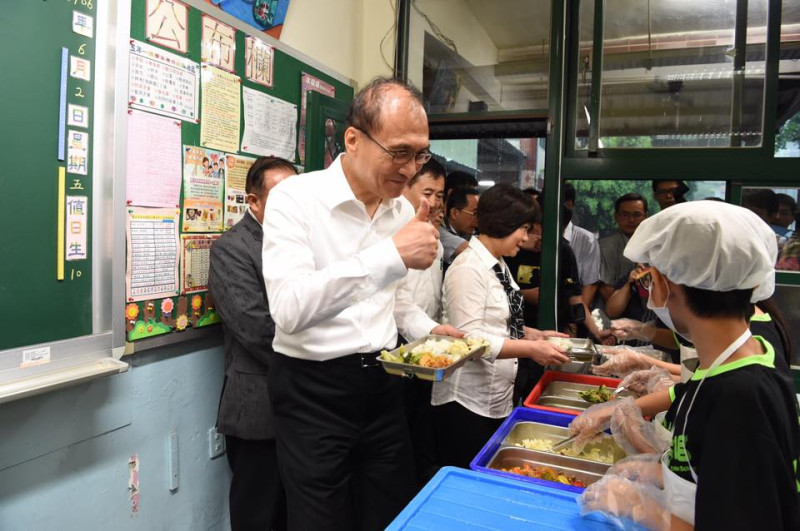 行政院長林全２日前往台北市西松國小瞭解「四章一Q」的辦理情形，並開心的與該校5年1班的學童共享營養午餐。   圖：行政院提供