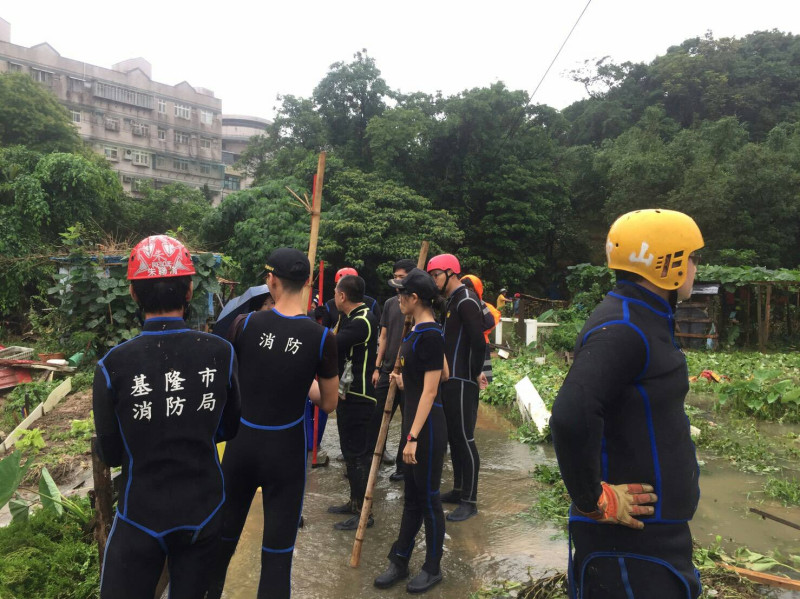 基隆今(2)日降下近數十年來最大雨量，老婦人前往菜園查看不料被水沖走，警方搜救已展開搜救。   圖:基隆市政府/提供