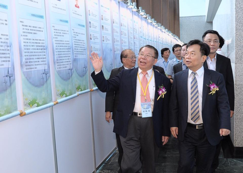 行政院副院長林錫耀(右前)今日抵高雄出席「中國工程師學會暨各專門工程學會106年聯合年會及慶祝工程師節大會」。   圖：行政院/提供