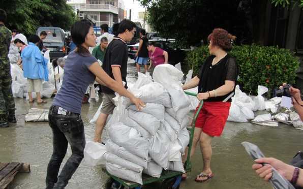 台中市長林佳龍今 (2) 日表示，已準備三萬個沙包提供民眾防洪使用。   圖 : 翻攝自網路