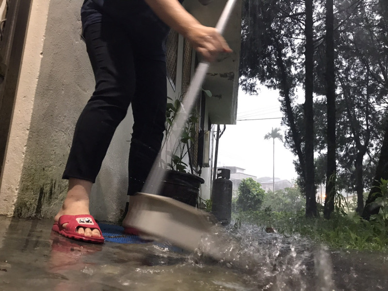 台中市和平區雨勢不停，學校留守人員忙著掃水。   圖：博愛國小/提供