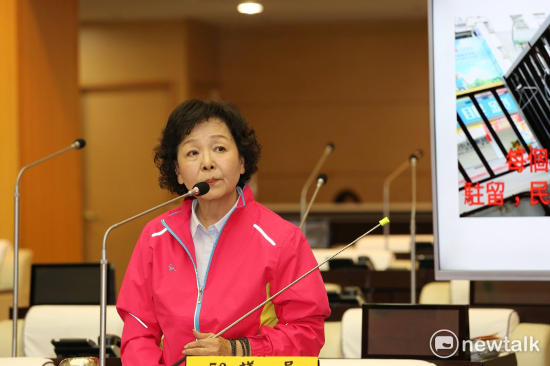 台南市議員洪玉鳳在市政總質詢時批評，一連獲得三大獎項的海安路地下停車場設施狀況連連。
   圖：黃博郎／攝