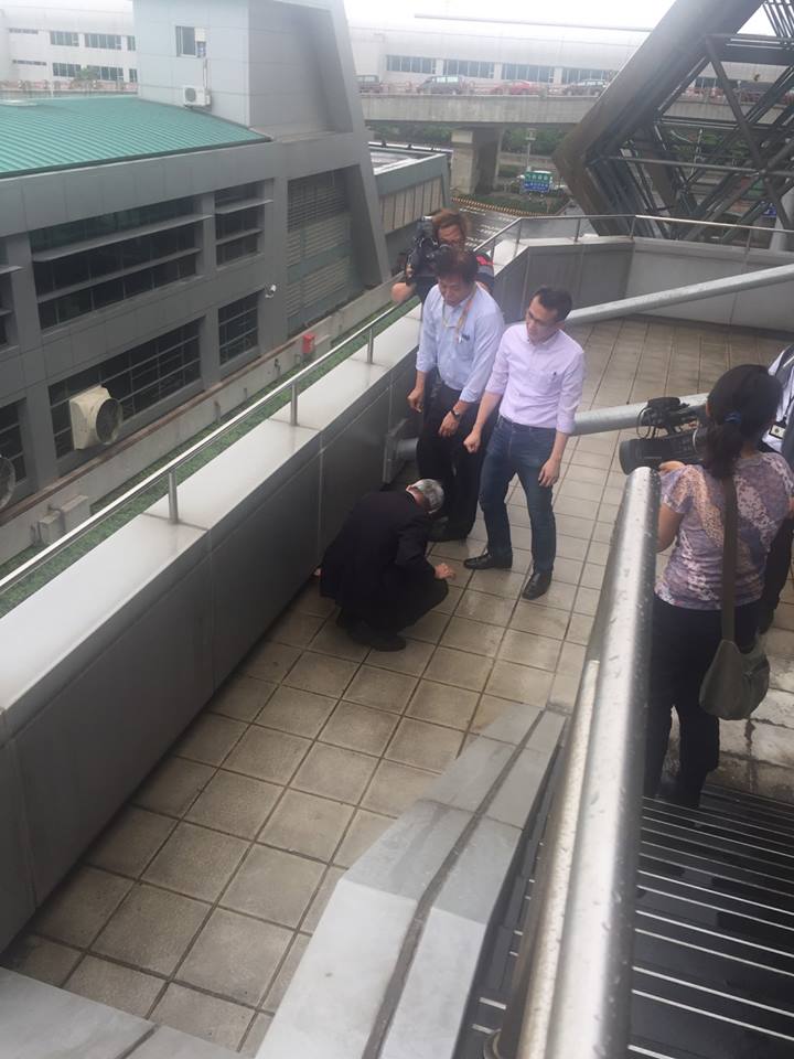 桃園市長鄭文燦陪同交通部長賀陳旦於6月2日下午2時30分視察桃園機場水淹水，賀陳旦說，漏水係因大量豪雨致排水孔來不及排水所導致，非人為管理疏漏所造成。   圖:翻攝自賀陳旦臉書