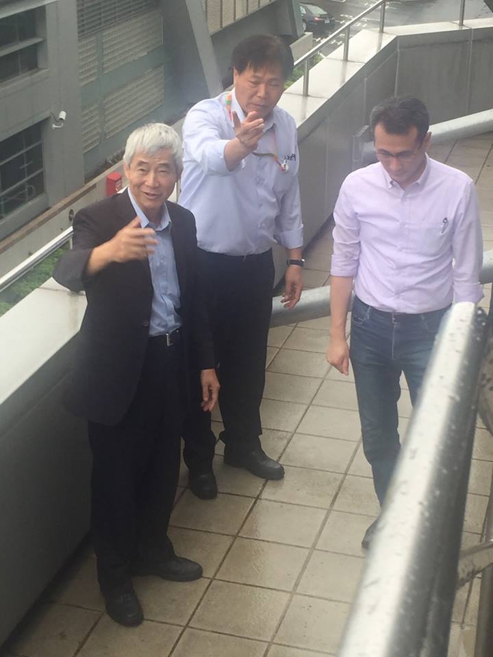 桃園市長鄭文燦陪同交通部長賀陳旦於6月2日下午2時30分視察桃園機場水淹水，賀陳旦說，漏水係因大量豪雨致排水孔來不及排水所導致，非人為管理疏漏所造成。   圖:翻攝自賀陳旦臉書