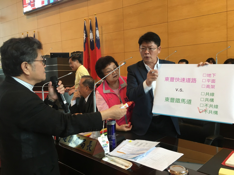 台中市議員們要求建設局長黃玉霖就東豐自行車道綠廊是否全數保留表態。   圖：台中市議會國民黨團提供