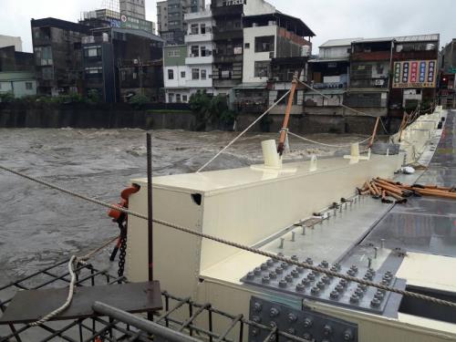 桃園市南崁溪南通橋臨時支撐架因暴雨被滾滾洪水沖走，橋面塌陷，桃園市桃園區公所表示，河道中央臨時支撐流失一處，另一處下陷，但並無裂縫或位移，工程品質無礙。   圖：桃園市消防局提供