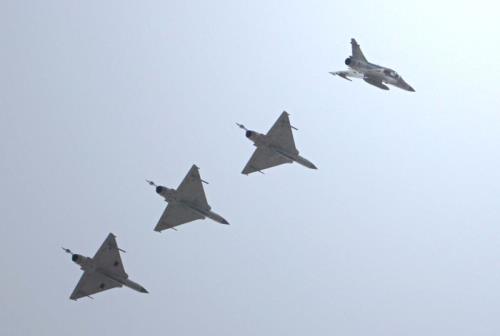 幻象2000戰機的三角翼造型，是空軍捍衛領空的著名象徵，2017年是幻象來台20週年，20年前的今天，空軍在新竹基地舉行交機典禮，空軍建軍備戰邁入新的里程碑。（中央社檔案照片）   圖：中央社