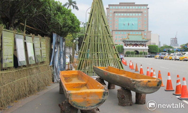 邵族的獨木舟因為不能使用台灣的原木，反而必須使用進口木頭，做出來的獨木舟卻因太重無法浮在日月潭上。   圖：林朝億/攝