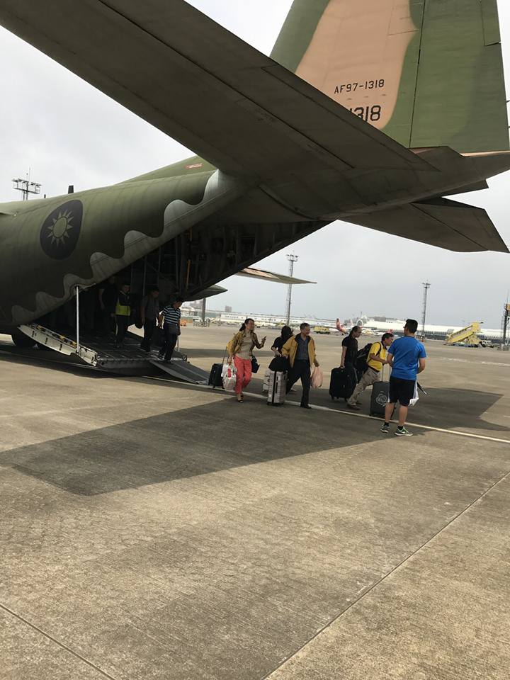 國防部今（3）天啟用C130軍機協助疏運滯留旅客。   圖：翻攝自國防部臉書