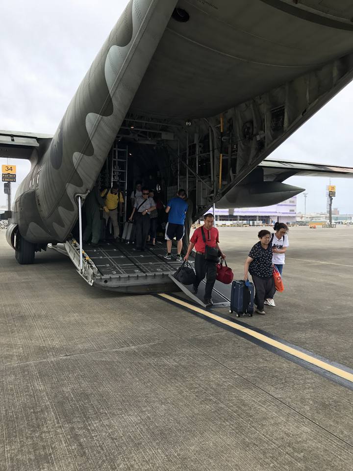 高雄航空站指出，上午10時載運70名旅客從金門至高雄，10時45分降落後立即載運28名旅客返回金門。   圖：翻攝自國防部臉書