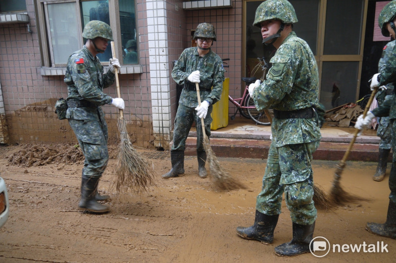 國軍弟兄正在幫忙清理家園。   圖：鍾孟軒/攝