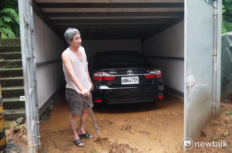 居民無奈表示，自己的車輛停在車庫中才得以避開土石。   圖：鍾孟軒/攝