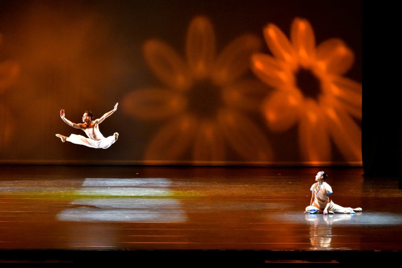 曾獲選為2015年桃園市傑出演藝團隊的萍影舞集長期重視傳統文化藝術的推動，此次《紅粄》特別邀請香港的客席舞者胡錦明老師編舞及合作演出。   圖：桃園市政府提供