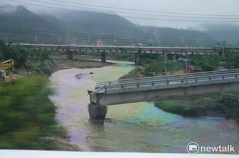 金山區磺溪橋被溪水沖斷三分之一。   圖：鍾孟軒/攝