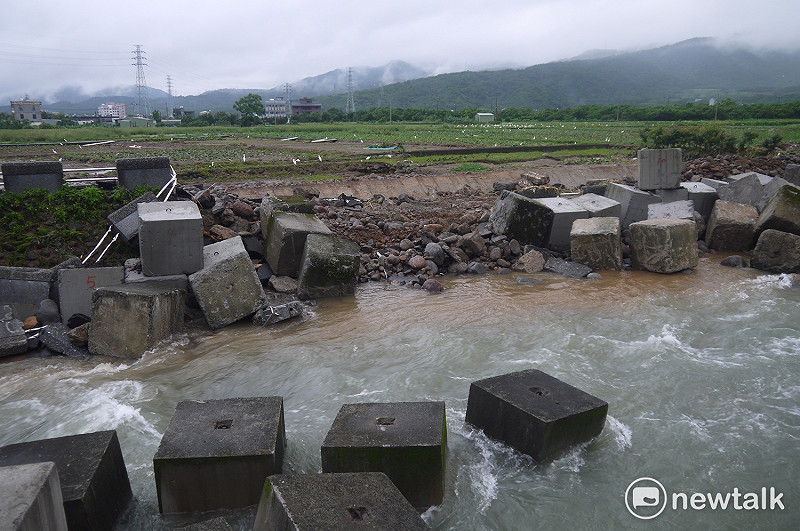 清水溪旁臨時搭建的水泥方塊提方倒塌。   圖：鍾孟軒/攝