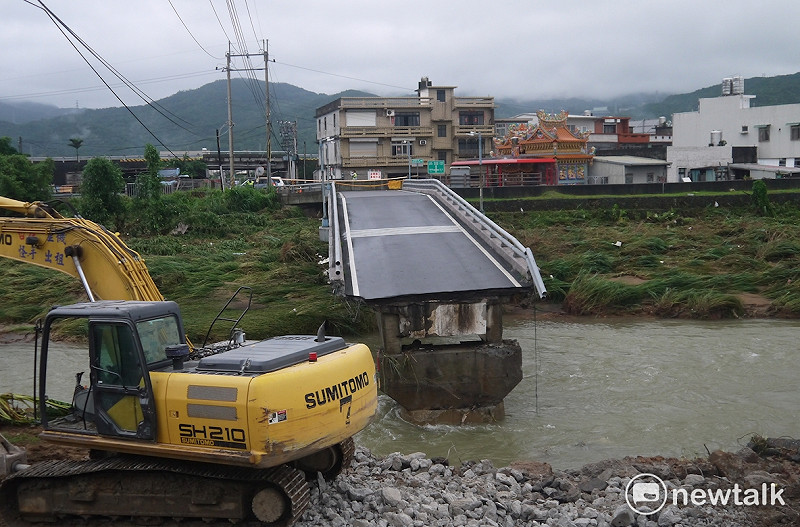 金山區內的磺溪橋硬生生被溪水沖斷。   圖：鍾孟軒/攝