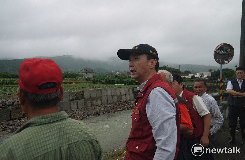 朱立倫正在視察清水溪的堤防。   圖：鍾孟軒/攝