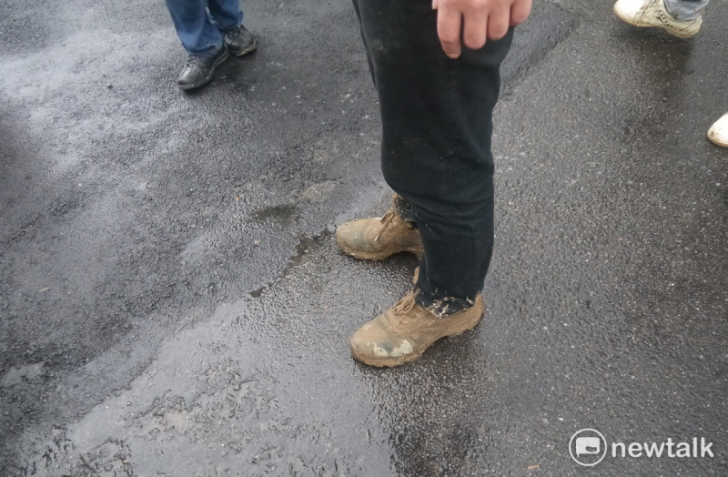 沾滿泥濘的鞋子。   圖：鍾孟軒/攝