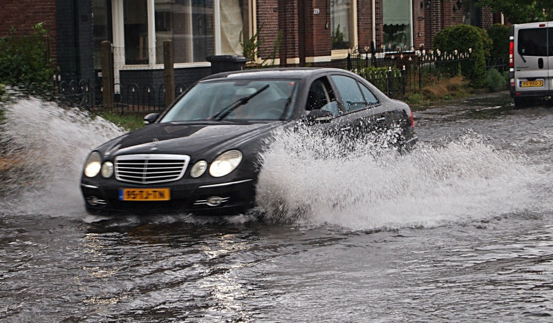大雨成災，各地道路難以通行，公路總局為體恤民眾決定延後相關業務期限。   圖：Pixabay／提供