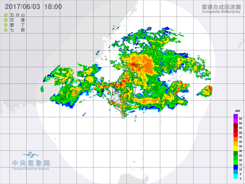 晚間六點的氣象雷達雲圖，明顯看出梅雨鋒面完全連結在一起，籠罩全台。   圖：中央氣象局提供