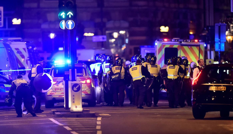 英國警方表示，嫌犯「超過1人」在橋上喪命。倫敦橋攻擊後，造成至少有8人死亡30人被送往5家醫院。   圖：達志影像/路透社