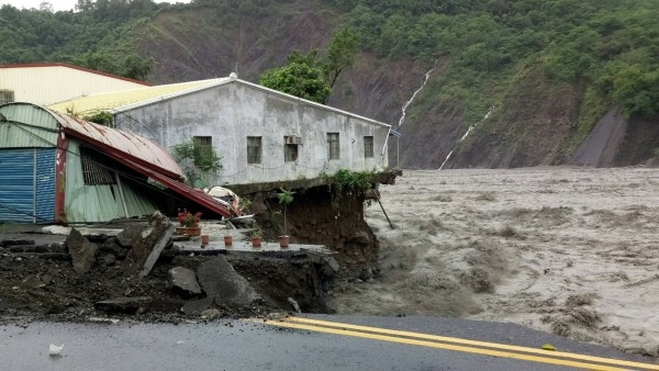 溪水暴漲沖毀民宅，令人怵目驚心。   