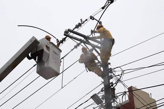 山區停電，台電人員冒著風雨進行搶修。
    圖：翻攝陳菊臉書