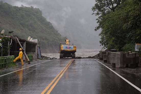 溪水暴漲沖毀道路，六龜、那瑪夏多處山路交通阻斷。   圖：翻攝陳菊臉書