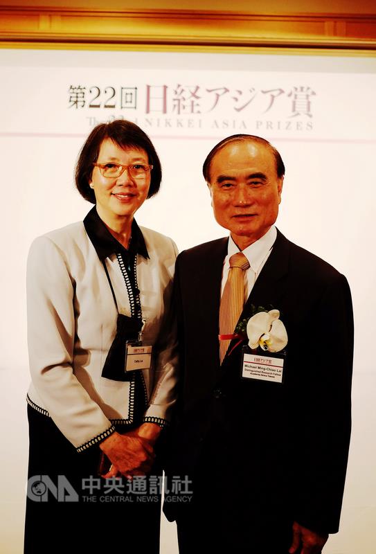 被譽為「冠狀病毒之父」的中央研究院院士賴明詔（右 ），4日與夫人一同出席在日本東京舉行的第22屆日經 亞洲獎頒獎典禮。 中央社記者黃名璽東京攝   圖: 中央社