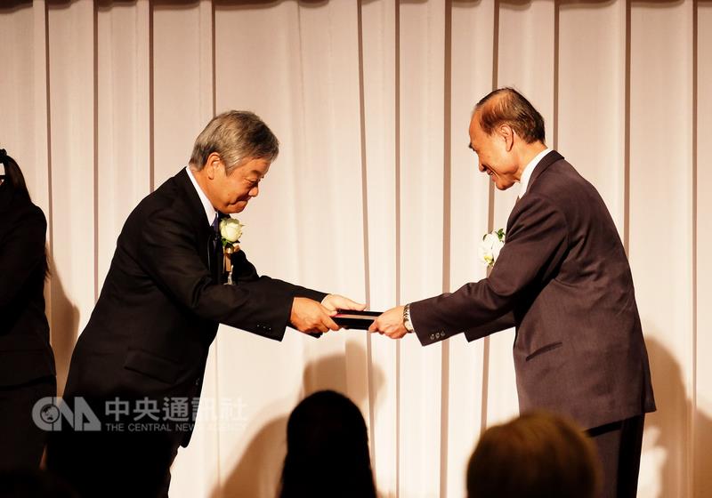 被譽為「冠狀病毒之父」的中央研究院院士賴明詔（右 ）榮獲第22屆日經亞洲獎「科學技術部門」獎項，4日 在日本東京接受頒獎。 中央社記者黃名璽東京攝   圖: 中央社