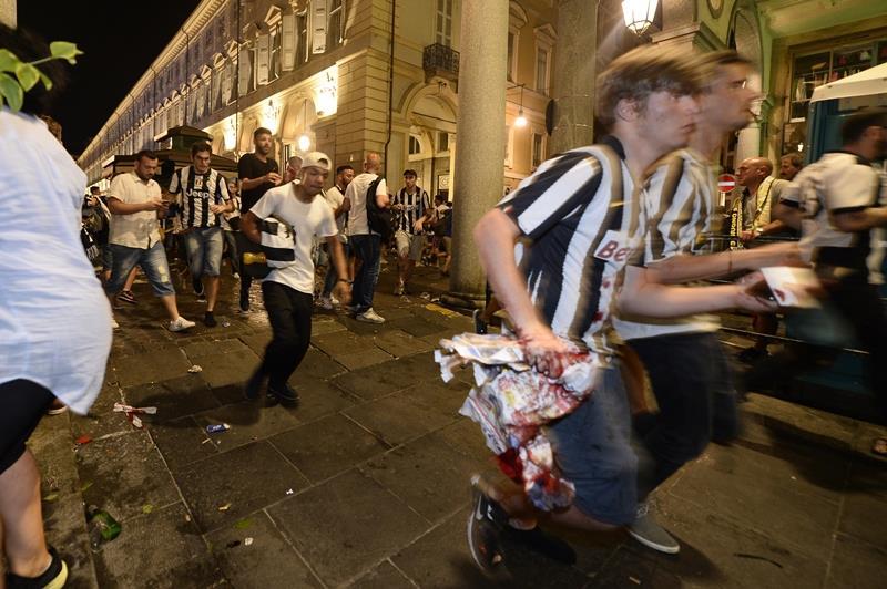 警方今天表示，大批祖文特斯球迷聚集在義大利杜林（Turin）觀賞歐洲冠軍聯賽決賽時驚傳巨響，球迷驚恐奔逃造成踩踏事件，導致至少1000人受傷、7人傷勢嚴重。（法新社提供）   圖:中央社