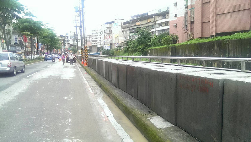 <0601超大豪雨>造成基隆大武崙溪基金一路淹水，水利署第十河川局表示，基隆市政府雖然已提出長期系統性的整治計畫，但颱風季節已來臨，為避免再次淹水，3日連夜緊急吊來防汛混凝土塊暫時封堵。   圖:基隆市政府提供