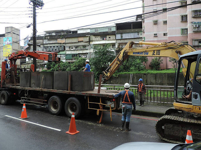 第十河川局隨即調動人員及機具，趕在當天晚上鋒面北移的第二波豪雨來襲時，連夜緊急在河道旁人行道上堆疊1公尺高的混凝土塊，至於人行道上電線杆和樹木沒辦法排放的空隙，也將再用鋼板封堵，希望能減少洪水淹進馬路及商店的機會。   圖:翻攝自自第十河川局官網