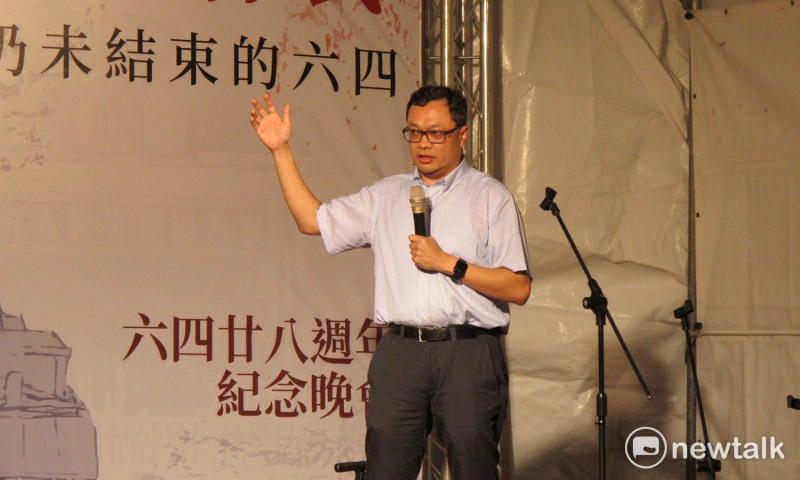 清華大學副教授陳明祺4日表示，李明哲與他的太太李凈瑜就像當年的「坦克人」一樣，一個人站在坦克車前面。   圖：林朝億/攝