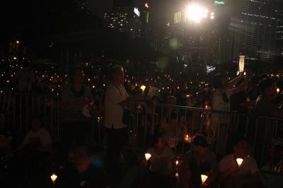 香港市民支援愛國民主運動聯合會今晚舉辦「六四事件」28週年燭光晚會，強調堅持「平反六四」和「建設民主中國」。   圖 : 中央社