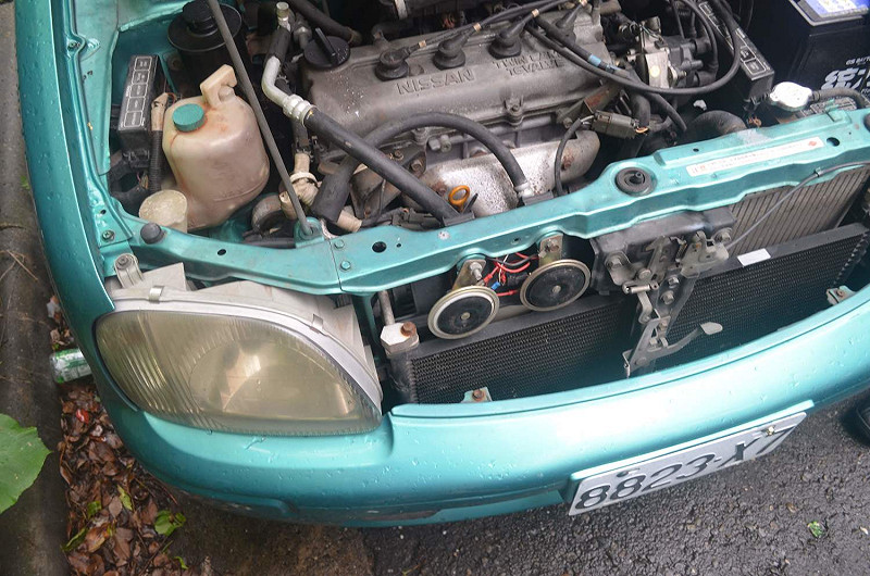 汽車喇叭受潮自鳴，鎖匠打開車門後，拔掉喇叭電線，終於解除噪音。   圖：蔡坤龍/攝