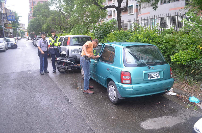 一輛停放在嘉義市賢雅街的汽車，因大雨造成電線短路，喇叭鳴叫三個多小時，最後警方只好請來鎖匠強開車門，才解除噪音。   圖：蔡坤龍/攝