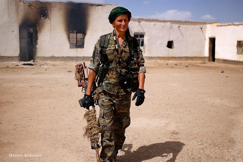加拿大前模特兒漢娜·波爾曼（Hanna Bohman）加入庫爾德族全女子軍事組織YPJ，在敘利亞北部與伊斯蘭國組織作戰。   圖 : 取自Hanna Bohman臉書