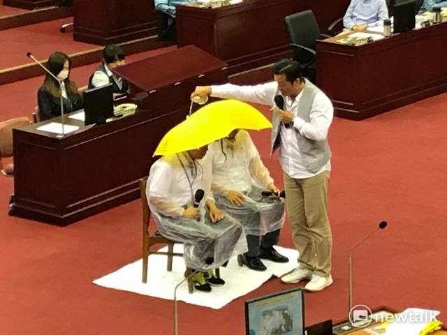 台北市長柯文哲跟台北市文化局長鍾永豐戴傘帽。   周煊惠／攝