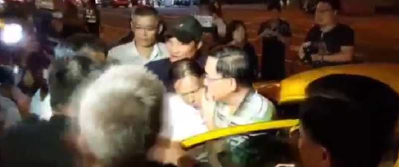 陳水扁出席高雄醫學大學聲樂社舉辦的音樂會時，由外傭攙扶下車。   圖：播攝網路