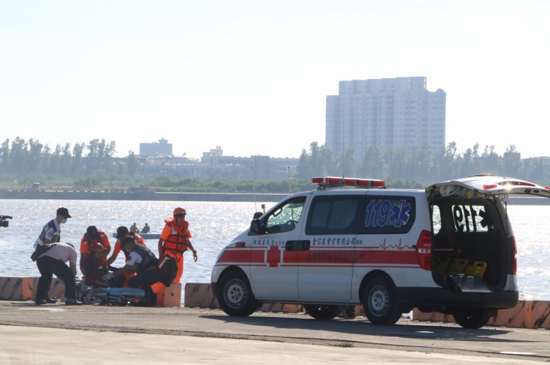 06月06日高雄市106年水災災害防救演習。演練救護車救人。   圖：高雄市政府提供
