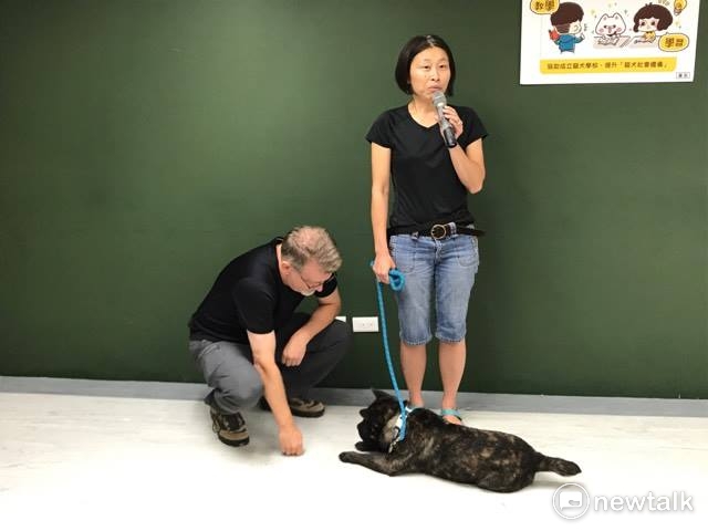 飼主陳妙瑛（右）分享與愛犬Duke參加課程後的改變。   圖：周煊惠／攝
