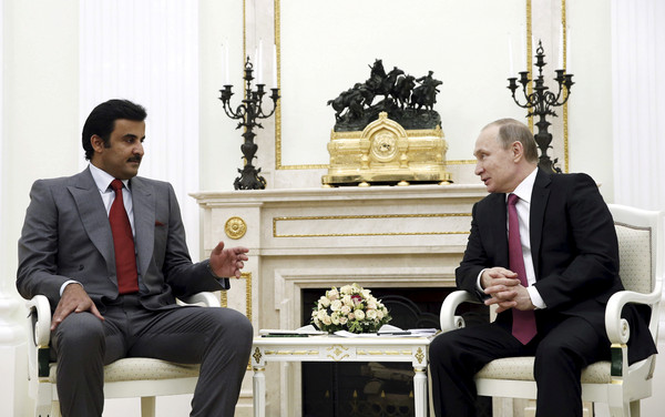 俄羅斯總統普亭與卡達國王塔米姆（左）會面。   圖：達志影像/路透社