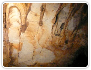 佛手洞是天然海蝕洞穴，洞內因為有「如來神掌」的海蝕痕跡而出名   圖：基隆市中山區公所提供