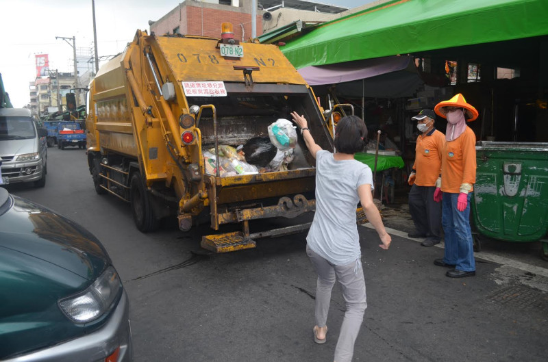 嘉義市政府環保局7月1日起實施「破袋稽查」，強制執行垃圾分類政策。   圖：蔡坤龍/攝
