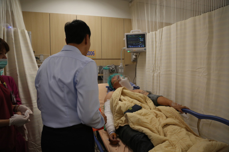 新北市長朱立倫7日前往亞東醫院探望傷患。   圖：新北市政府提供