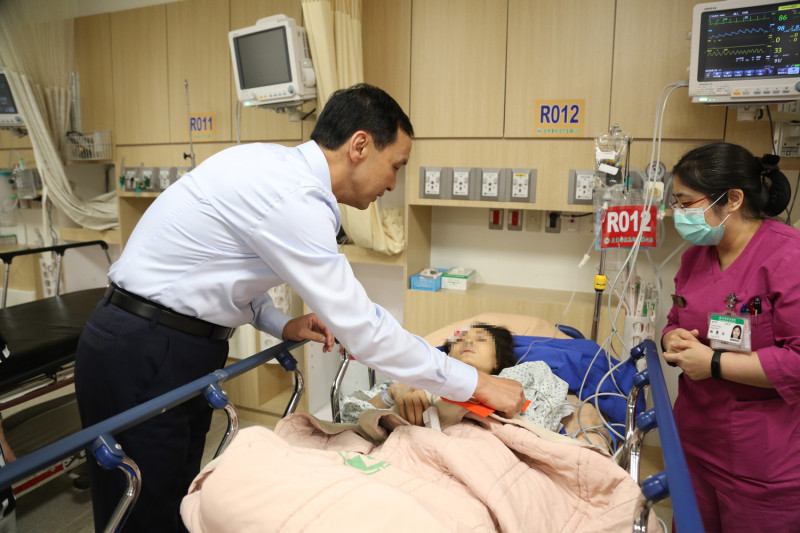 新北市長朱立倫7日前往亞東醫院探望傷患。   圖：新北市政府提供