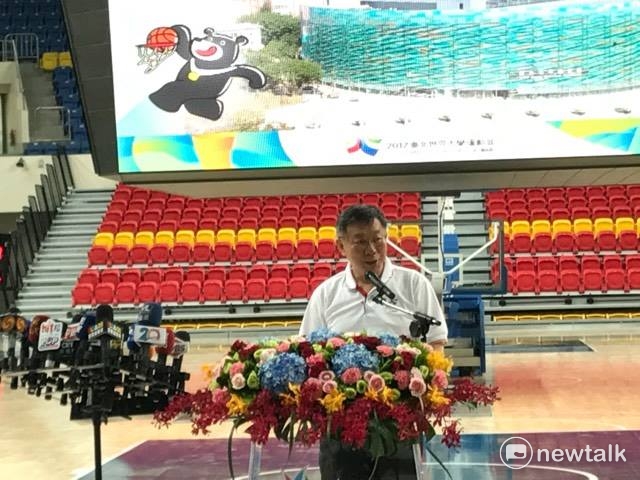 台北市長柯文哲表示，和平籃球館容納觀眾人數比小巨蛋少，因此才會決定世大運籃球決賽在小巨蛋舉行。   圖：周煊惠／攝